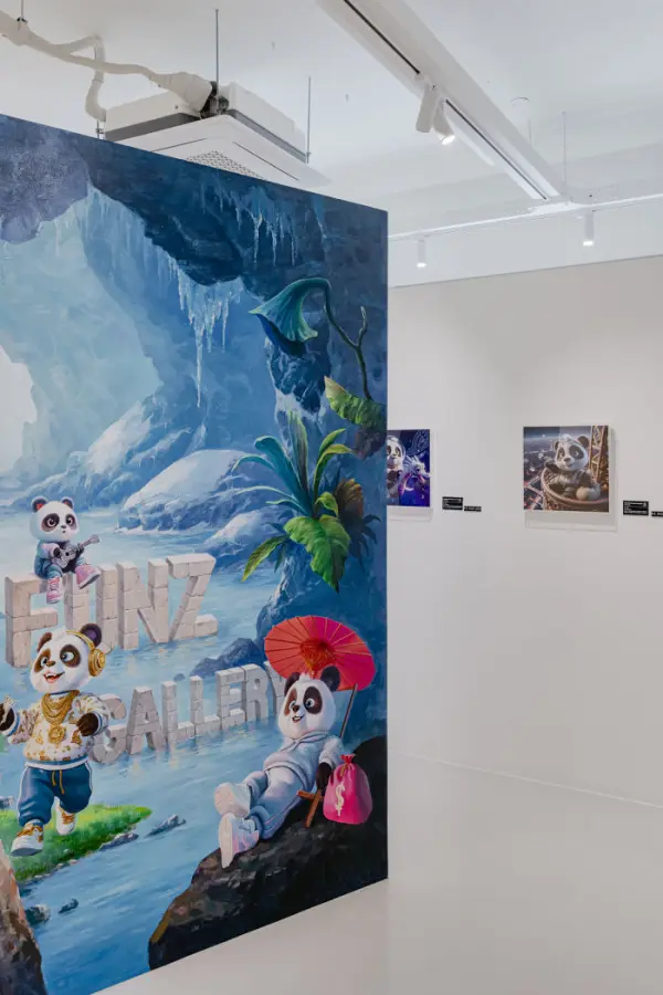 판다 캐릭터가 돋보이는 NFT 아트 갤러리 인테리어